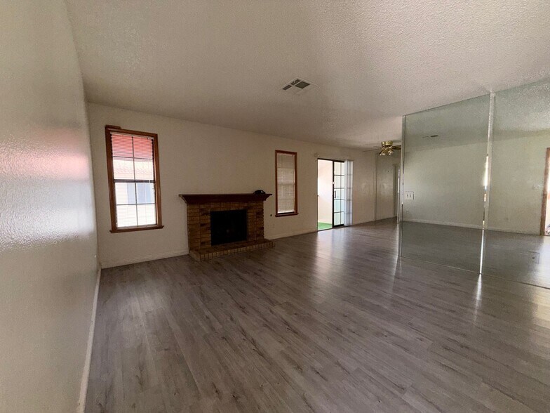Building Photo - 6687 W Tropicana Ave