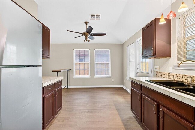 Building Photo - 3726 Sunnyville Dr