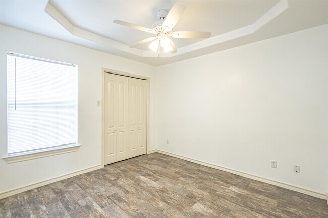 Building Photo - 1000 Ranchway Dr