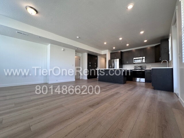 Building Photo - Move-in special:  First month's rent free!