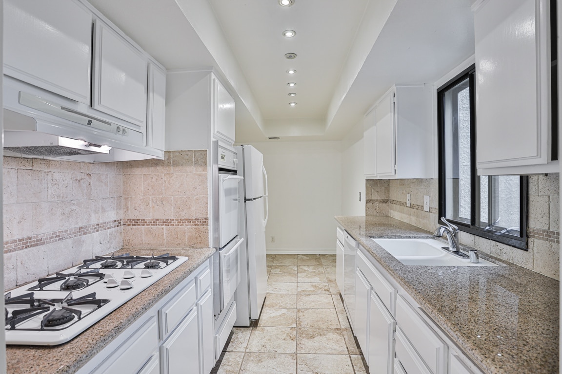 Building Photo - 222 N Rose St