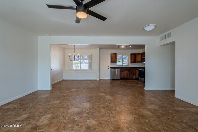 Building Photo - 481 N Sunset Dr