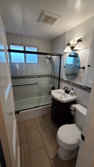 Bathroom - 539 N Rosemary Ln