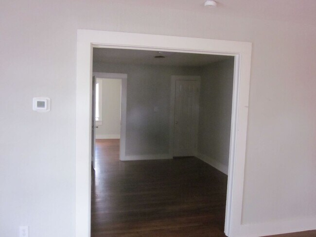 Building Photo - 833 Parker St