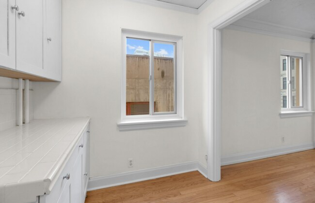 Building Photo - Charming Goose Hollow Condo – Hardwood Flo...