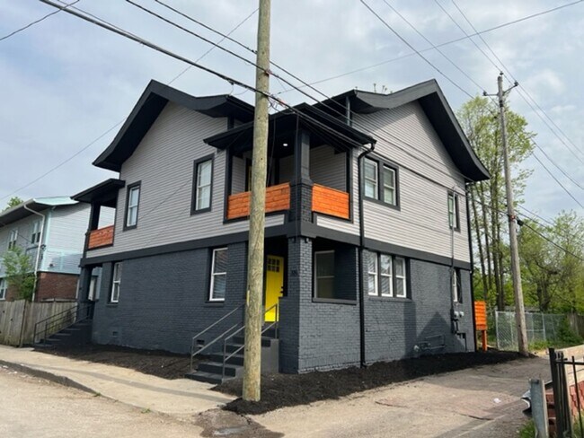 Building Photo - Three Bedroom Duplex Located Near Meridian St and 30th Street