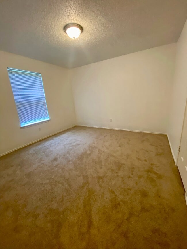 Building Photo - 2217 Brookside Dr