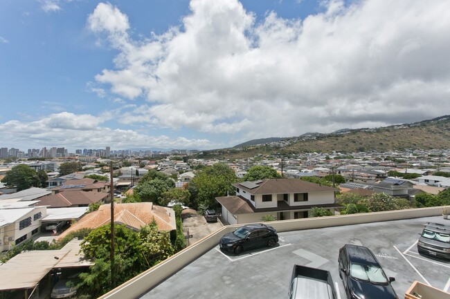 Building Photo - PRIVATE 2/BD 2 BA, LARGE ENCLOSED LANAI WI...