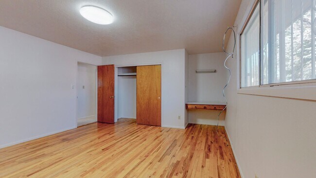 Building Photo - NORTH VALLEY 3 Bedroom  2 Bath