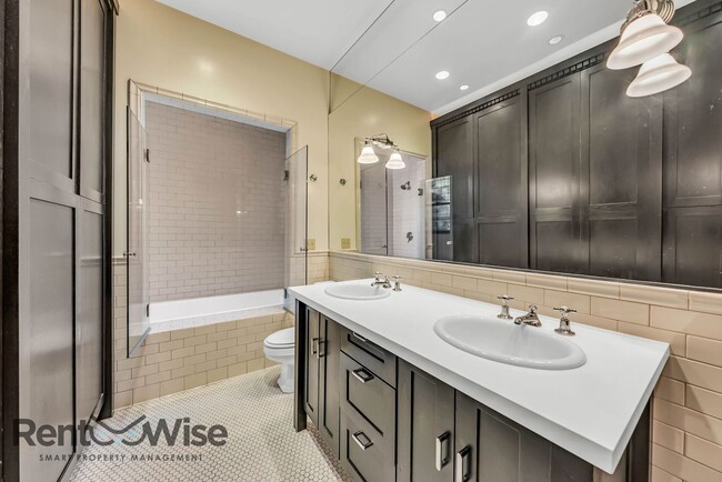 Building Photo - 1167 Green St