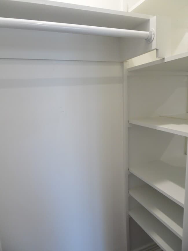 Building Photo - Total Remodel Townhome-Like Unit in Berkel...