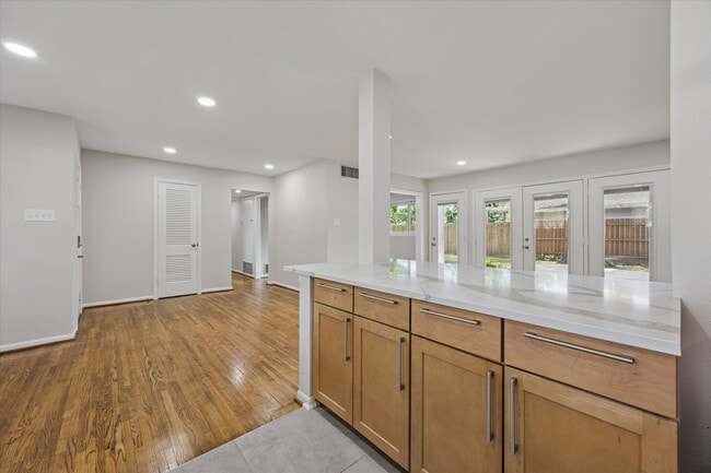 Building Photo - 8621 Bob White Dr