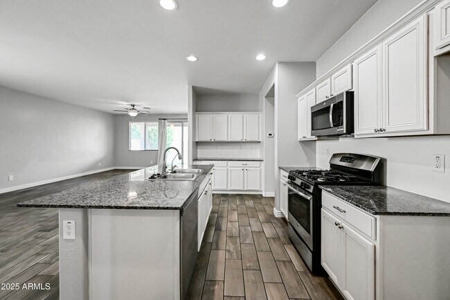 Building Photo - 2414 E Hazeltine Way
