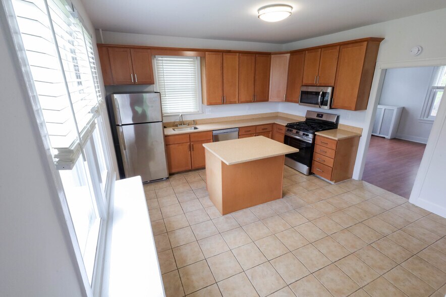 Fully-equipped kitchen - 1124 Brownsville Rd