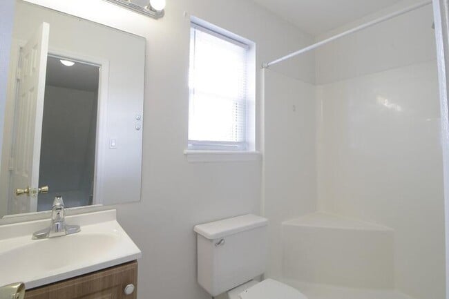 Building Photo - 606 Artic Ave