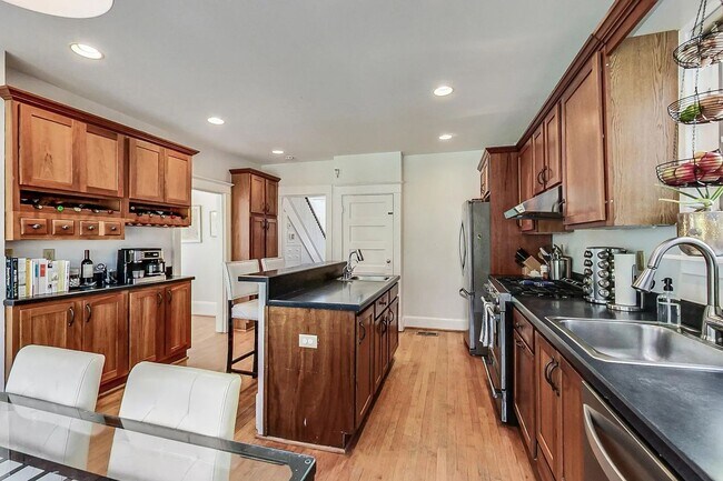 Building Photo - Palisades, NW Washington, DC - Beautiful 4...