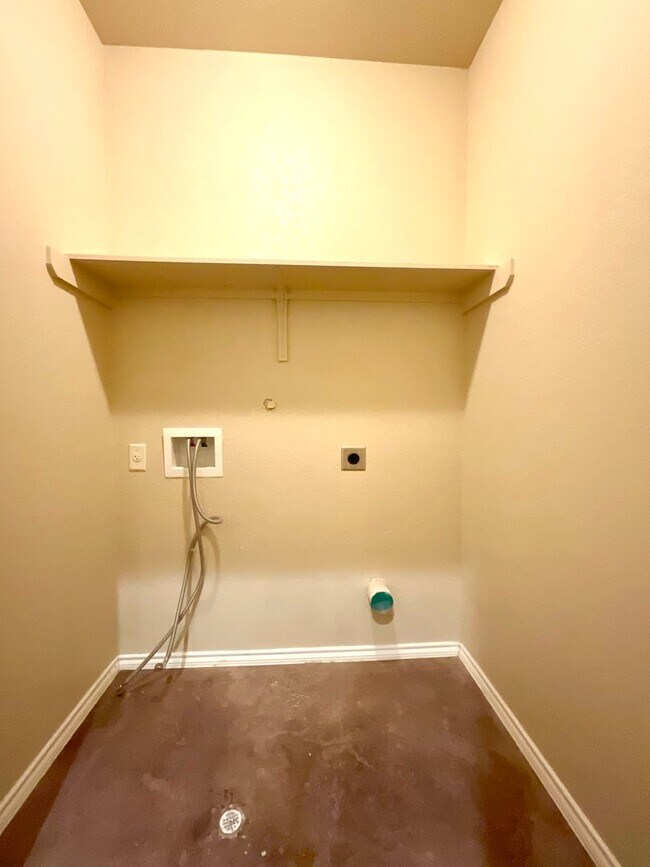 Building Photo - High Ceilings, Fenced Yard & 2-Car Garage – New Braunfels Living!