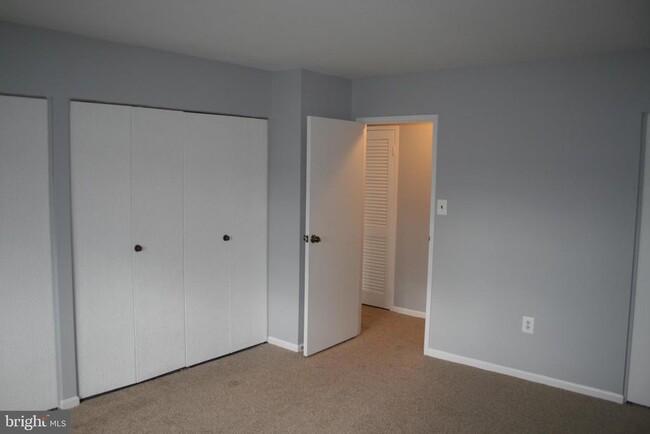 Building Photo - 9728 Kingsbridge Dr