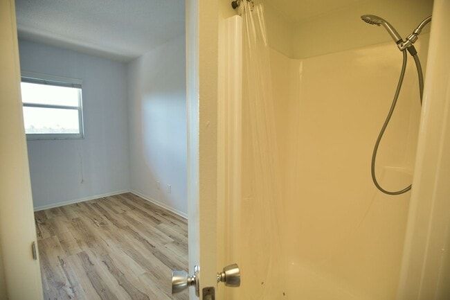 Building Photo - Annual Unfurnished Venice Island Condo – Costa Brava