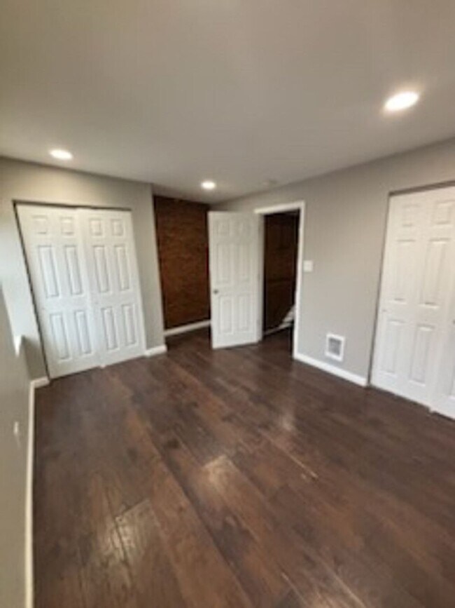 Building Photo - 24 E Silver St