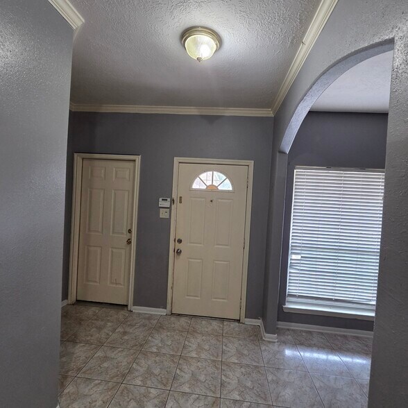 Building Photo - 9907 Golden Glen Dr