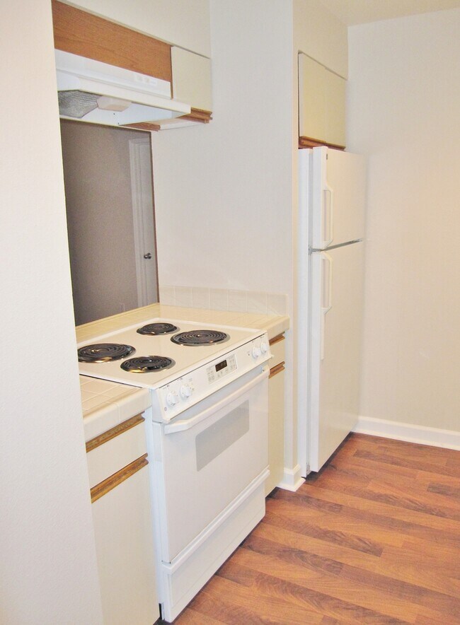 Building Photo - Spacious Lake Oswego 2Bdr w/Fireplace, Dishwasher, W/D, & Balcony!