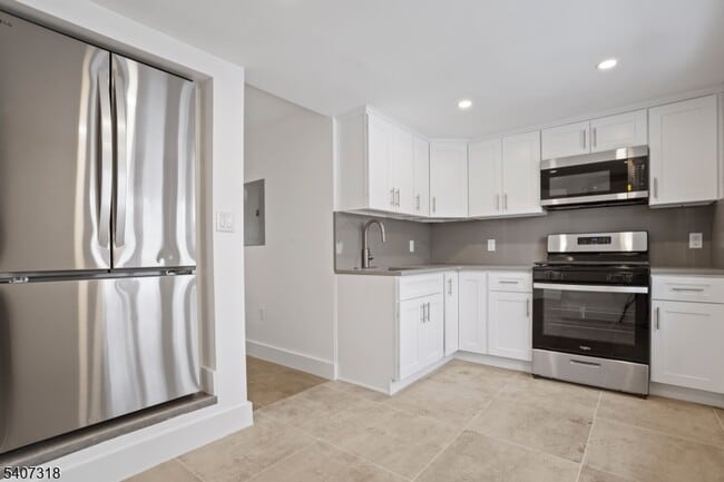 Building Photo - 554 Hort St