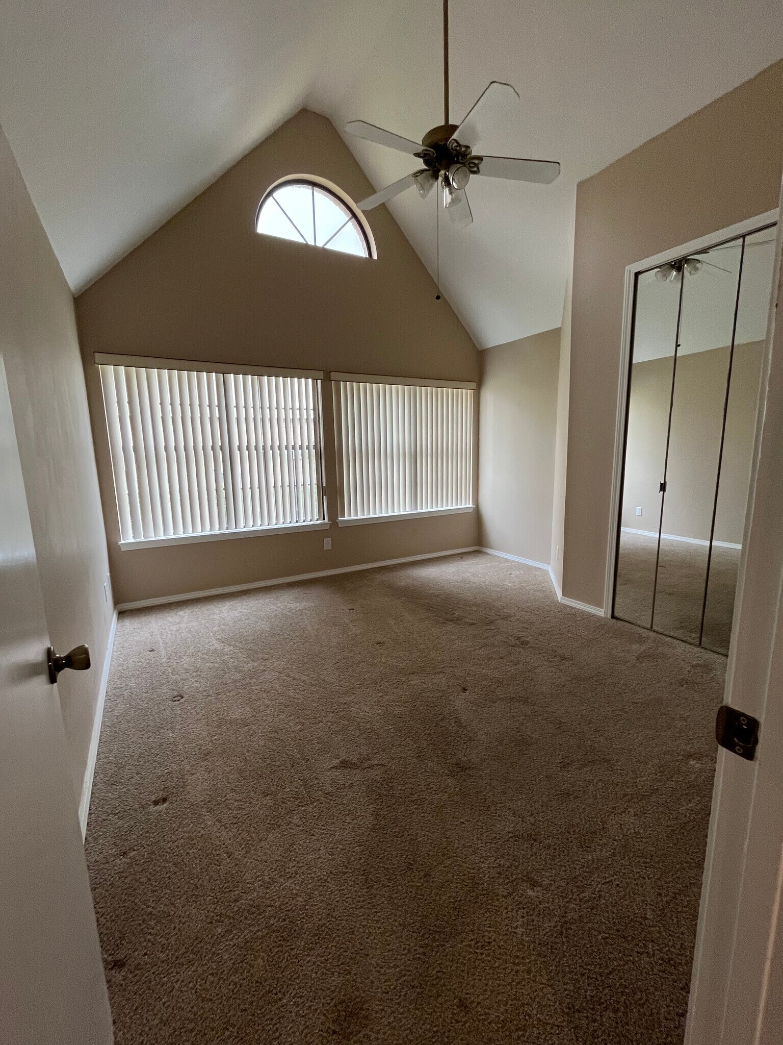 Vaulted Ceiling Bedroom - 5001 Grande Dr