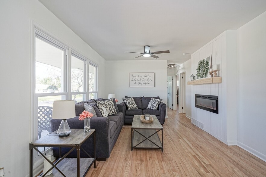 Building Photo - 311 Oakwood Dr