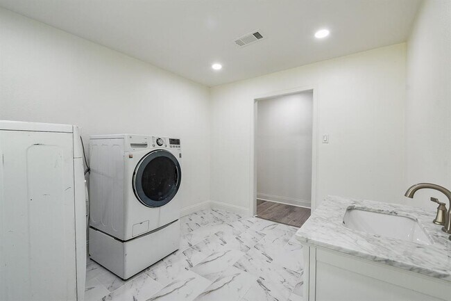 Building Photo - 527 FM 787