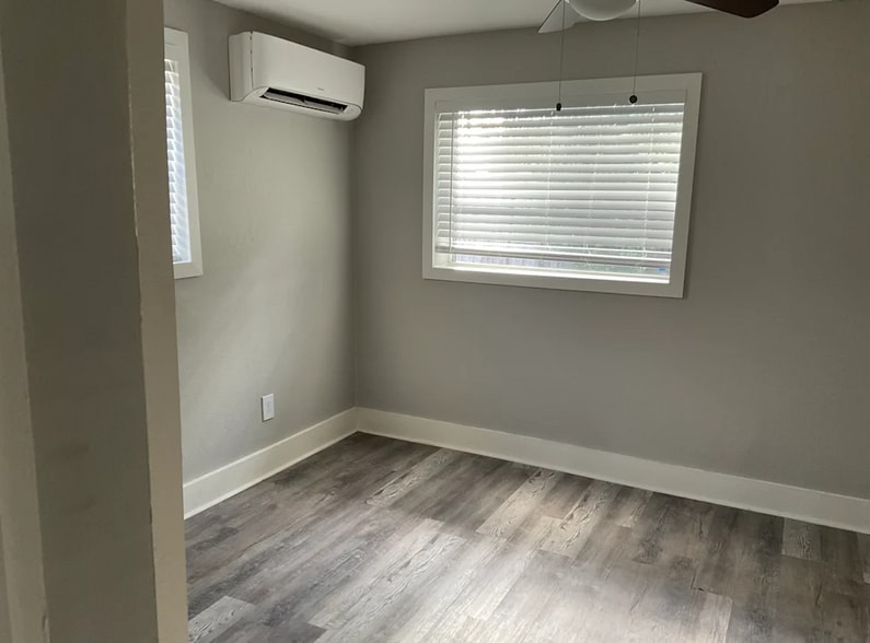 Building Photo - 431 Iris Rd