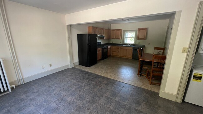 Building Photo - Large 4 Bedroom Apartment All Utilities In...