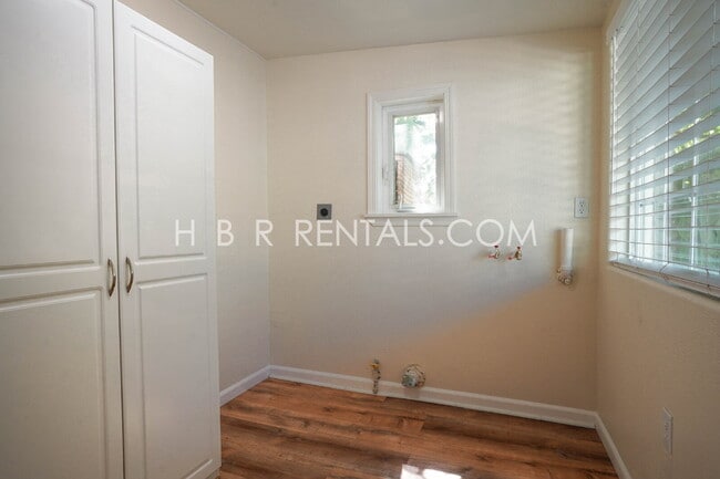Building Photo - Charming 3-Bedroom Haven with 2 Full Baths...