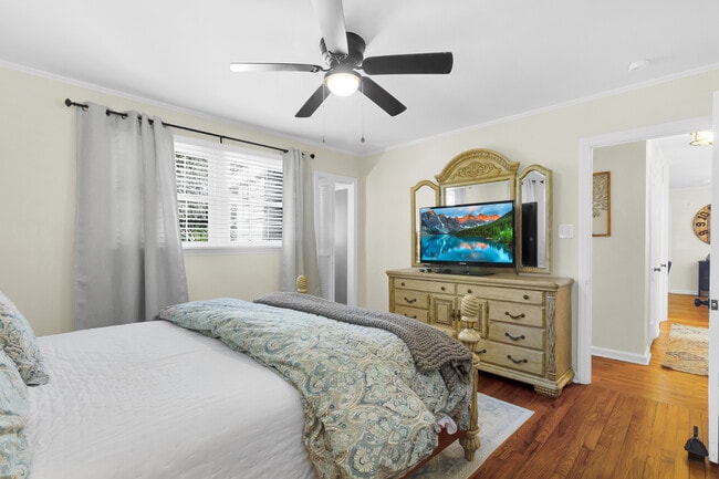 Building Photo - 604 9th St