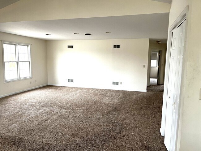 Building Photo - 152 Lantern Ln