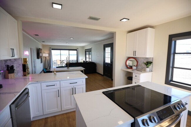 Building Photo - Fully Furnished Luxury Waterfront Unit w/in Walking Distance to the Shopping, Beach, Restaurants,...