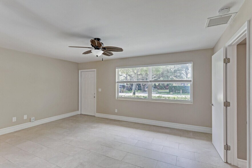 Building Photo - 2545 Venice Dr