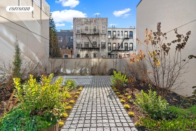 Building Photo - 24 Frost St