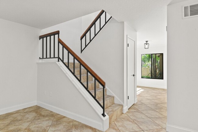 Building Photo - Charming Townhouse for Lease