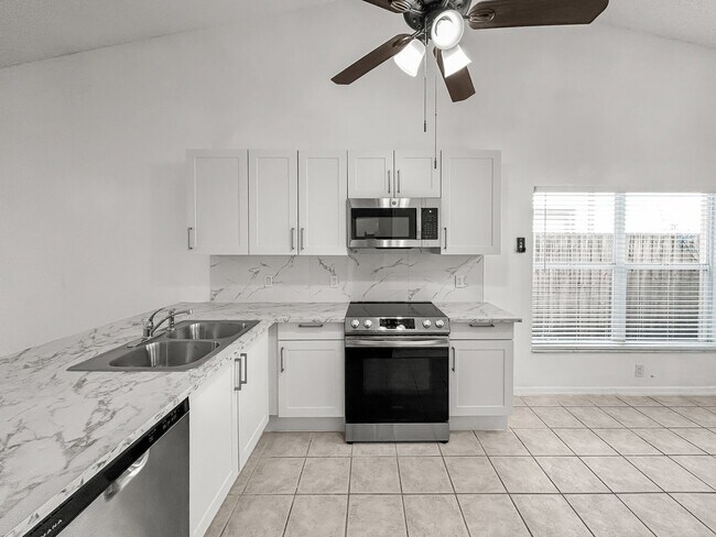 Building Photo - Move-In Ready 3 Bed | 2 Bath Home in Prime Tampa Location