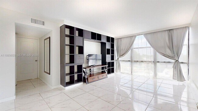 Building Photo - 1000 Parkview Dr