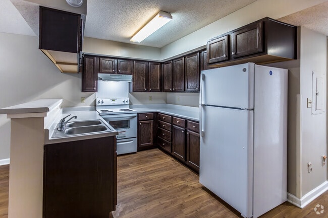 1BR, 1BA - 624SF - Kitchen - Manor Park Apartments