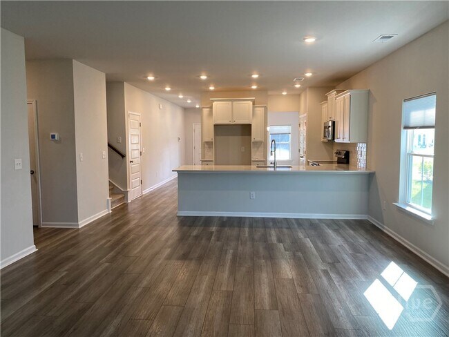 Building Photo - 145 Binscombe Ln