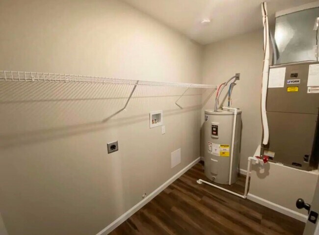 Building Photo - 2 bed 1 bath triplex unit