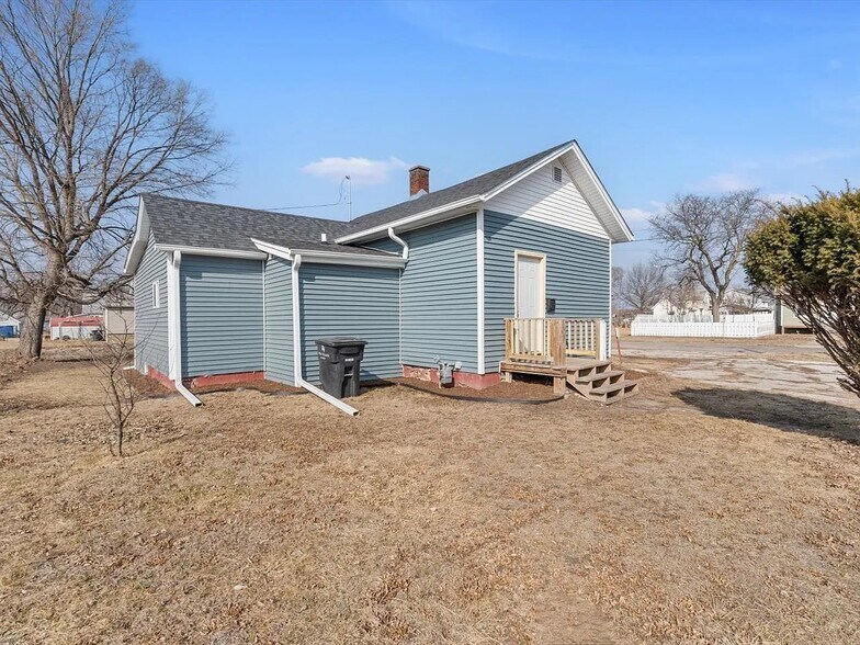 Building Photo - 621 7th St