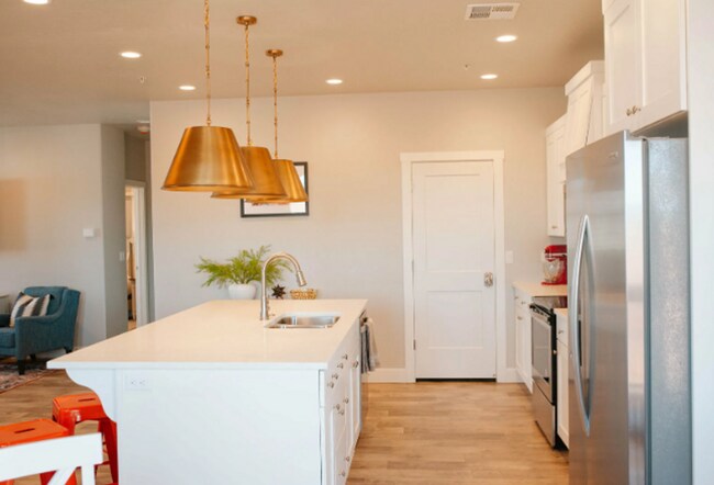 Building Photo - Short term lease options! Spacious Condo in Washington