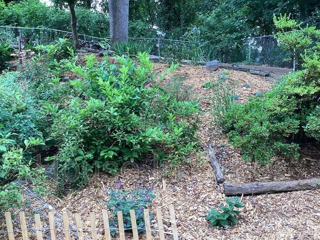 Building Photo - 23 Moore Ave