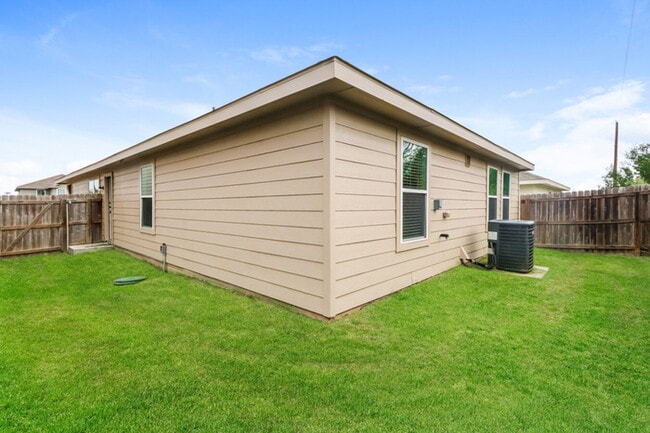 Building Photo - 2044 Oakwood Forest Dr