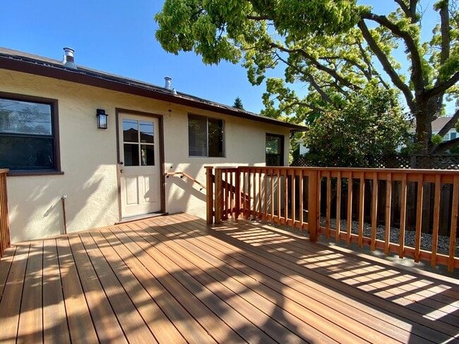 Building Photo - Renovated Single-Family Home on the Penins...