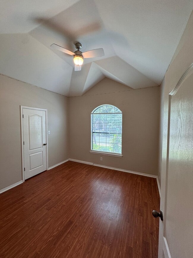 Building Photo - 705 Puig Dr